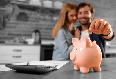 Couple souriant face aux économies réalisées